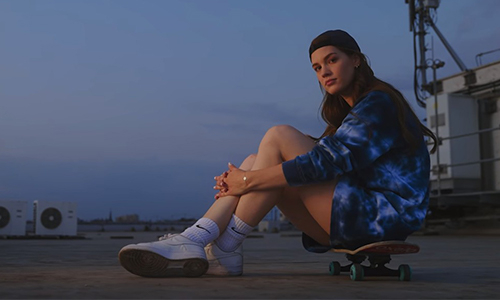 Először egy életnagyságú Barbie az énekes, ami később átalakul igazi emberré  | Gold Record