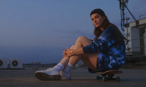 Először egy életnagyságú Barbie az énekes, ami később átalakul igazi emberré  | Gold Record