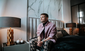 Egy idegen lány költözött Puskás Petiék lakásába | Gold Record