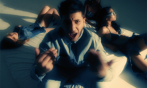 Kiss Kevin legújabb klipje ismét a csajokról! | Gold Record