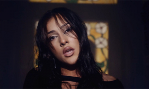 Emlékszem, hogy a szobámban ültem az ágyamon, és mondhatjuk, nem voltam épp jól. | Gold Record