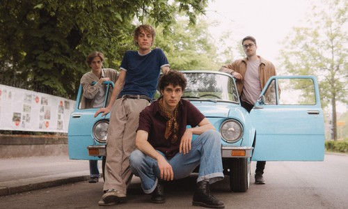 Azt fogja egybe, hogy az ember mennyire szeretne szeretve lenni és közben kicsit viccet is csinál magából a kiszolgáltatottságával. Itt az új Hűvös! | Gold Record