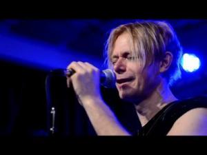 BOWIES KEEP SWINGING – Heroes | Gold Record