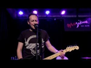 BOWIES KEEP SWINGING – Under Pressure | Gold Record