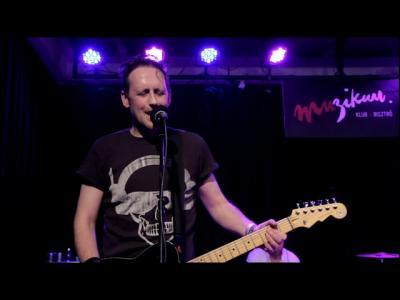 BOWIES KEEP SWINGING – Under Pressure | Gold Record