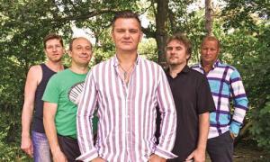 Fekete Lakkcipők (Komár László emlékzenekar) | Gold Record